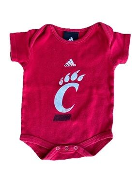 adidas University of Cincinnati Bearcats Baby One-Piece Bodysuit, 0-3 months